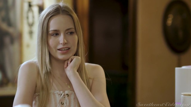 Пара милашек делит стонущие секреты в лесбийском дуэте #1